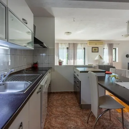 Holiday home Kuca Deleut *