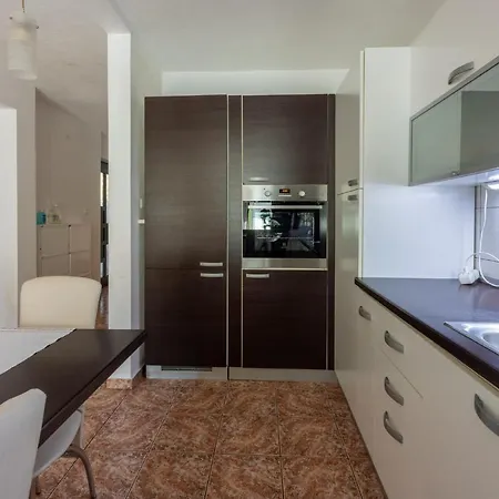 Holiday home Kuca Deleut *