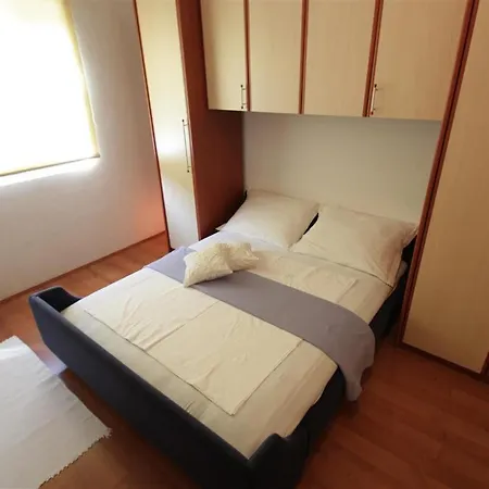 Сasa de vacaciones Kuca Deleut *
