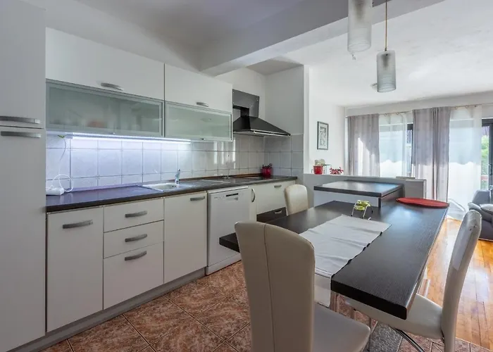 Holiday home Kuca Deleut *