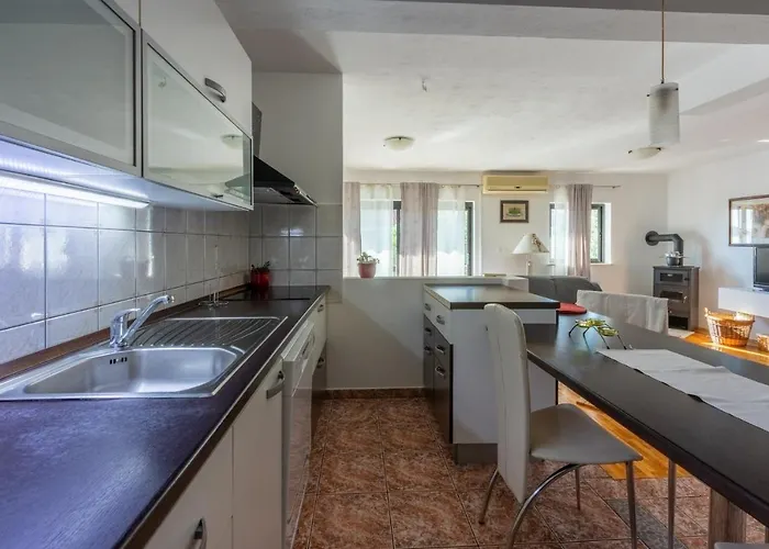 Holiday home Kuca Deleut *