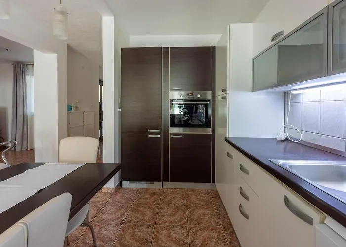 Holiday home Kuca Deleut *