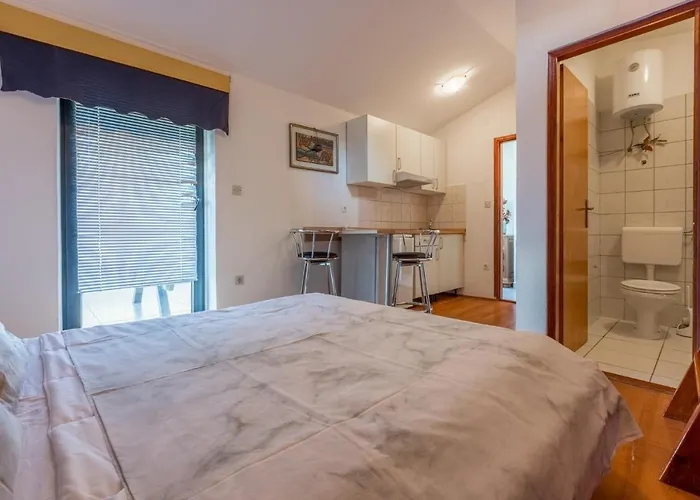 Holiday home Kuca Deleut